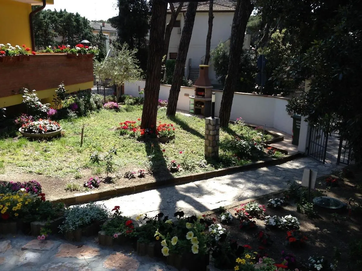 Cozy Villa With Large Garden Near The Beach Rosolina Mare Italy
